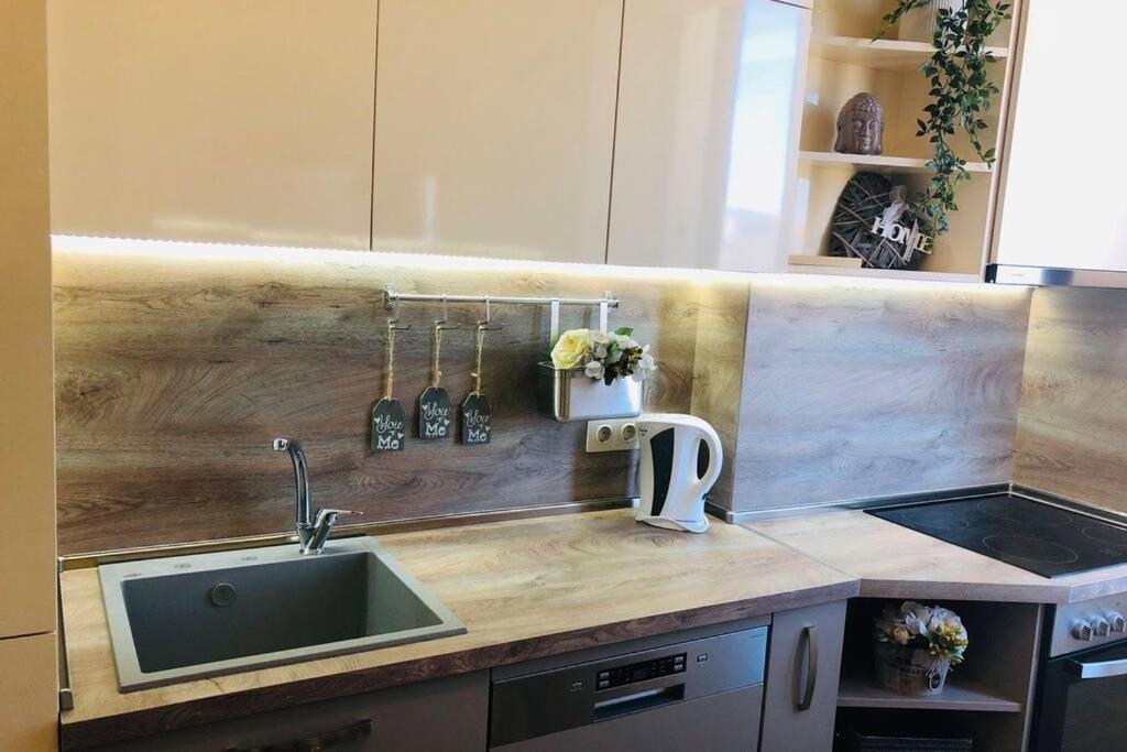 Lovely 3-Bedroom Apartment For 7 Ppl At The Centre Varna Bagian luar foto