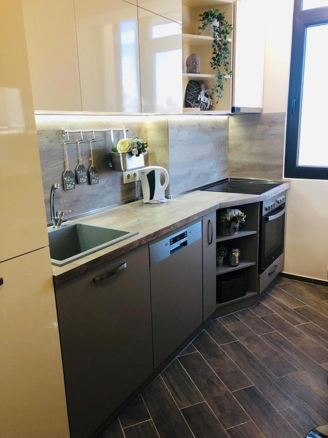 Lovely 3-Bedroom Apartment For 7 Ppl At The Centre Varna Bagian luar foto